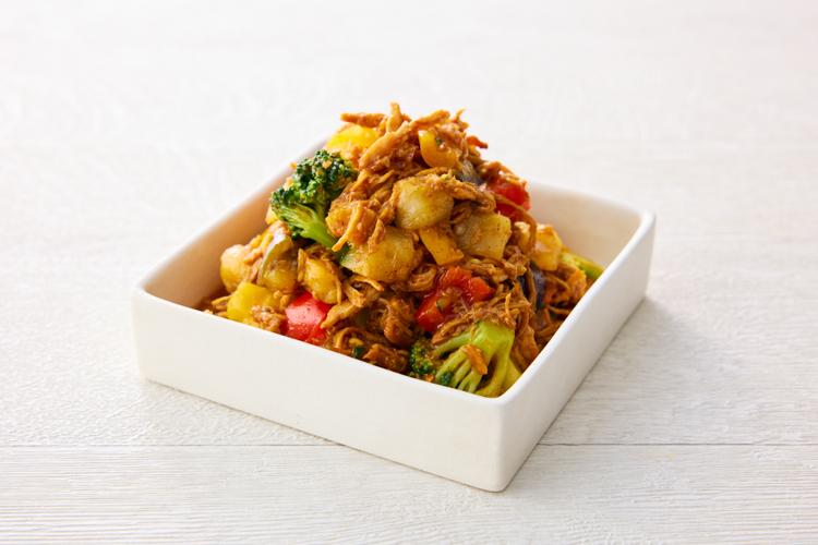 【プルドポークの彩り野菜プレート 】ほろほろの豚肉にソースがしみ込み、パンやごはんとの相性も抜群です