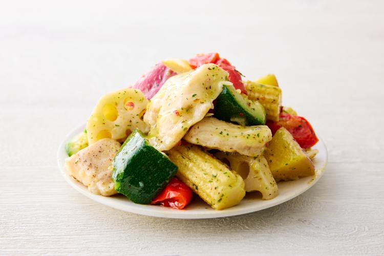 【鶏肉とごろごろ野菜のバジルソース】おおきな鶏肉とごろごろの野菜が楽しめる満足感のあるおかずです