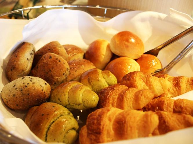 ＜朝食バイキング＞日替わりで3〜5種類の焼き立てパンがならびます