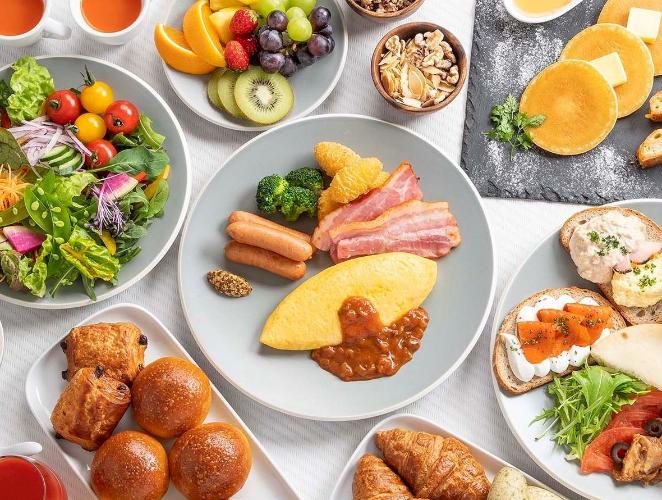 ≪ご朝食≫卵料理や種類豊富なパン、フルーツ、サラダのほか、和惣菜も並ぶブッフェスタイル