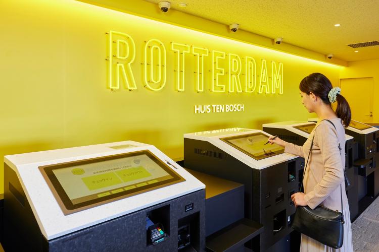 チェックイン機を利用し、スムーズにチェックイン。
