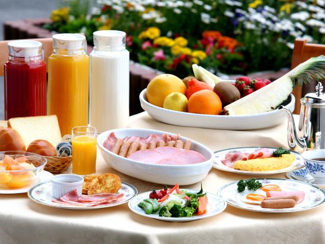 バランスのとれた和洋朝食バイキングです。河畔に面したレストランでゆったりとお過ごしください。