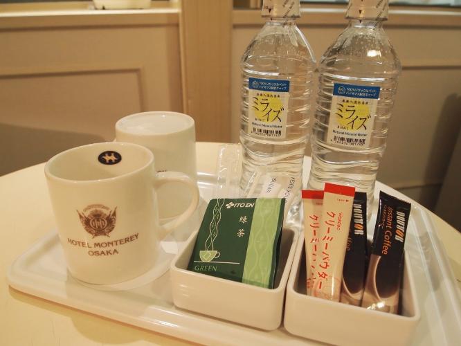 アメニティには水・コーヒー・緑茶をご用意しております。