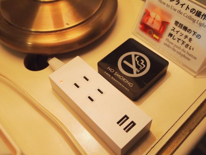 枕元には便利なコンセントをご用意。