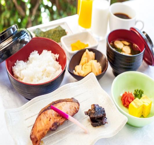 （選べる朝食）素材にこだわった冷泉閣伝統の和食膳。