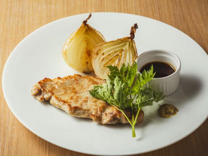 【メイン料理-鉄板焼一例】 道産もち豚ステーキ/柔らかく噛むと旨味が溢れてくるジューシーさが魅力です