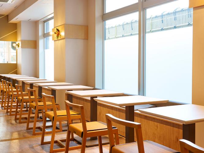 【朝食】食事スペース | BELUGA CAFEにて充実した和洋ビュッフェをご用意しています。