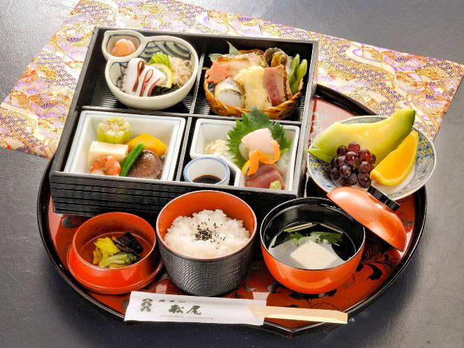 ■松花堂弁当一例■味わいも彩りも豊かな、和の美しさを凝縮した一折