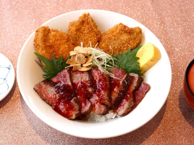 ■おろち丼■石見和牛ステーキと石見ポークカツ両方を味わえる