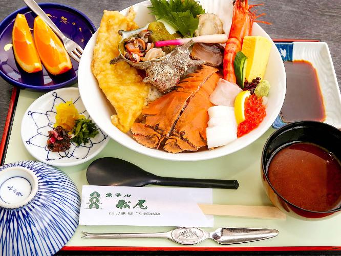 ■えびす丼一例■浜田港の名物海鮮丼で、地元の新鮮な魚介がたっぷりのったご当地グルメ