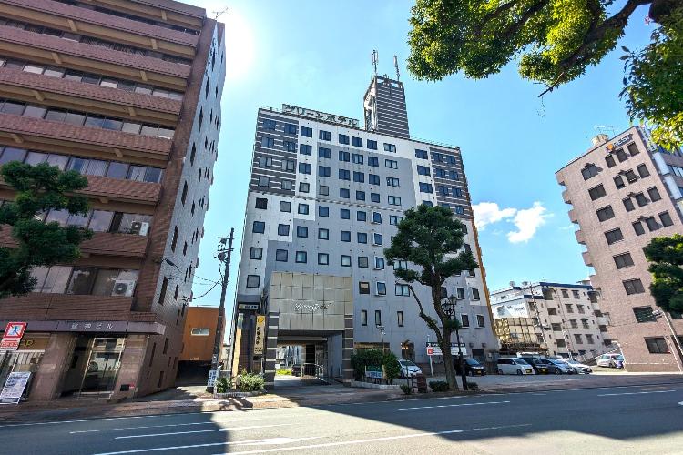 県庁通りからの外観です。
