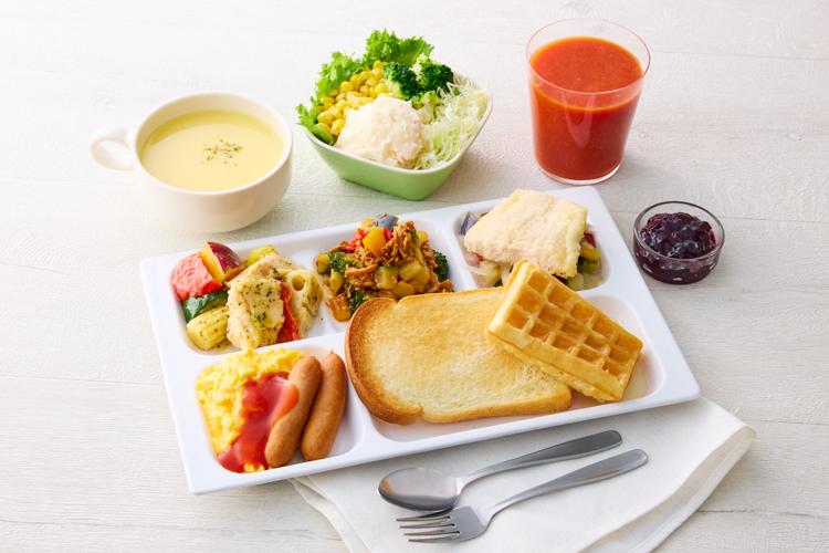 パンに彩り豊かなおかずと野菜をそえてバランスのよい一皿に