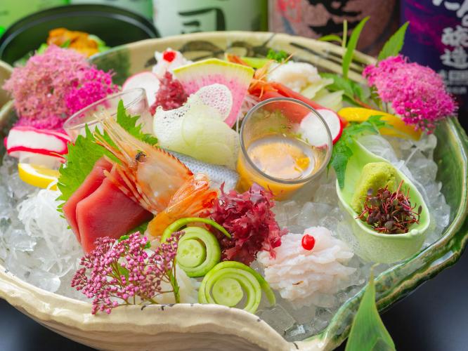 25年夏の【料理長おすすめいろは膳】一例　※画像は2名用の御造りです。