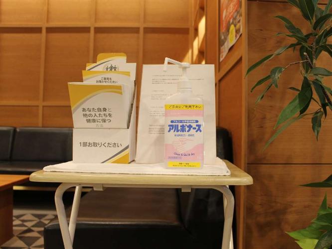 ロビーにはアルコール消毒液を設置。