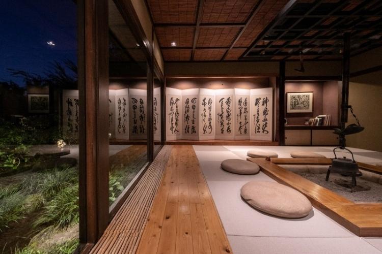 【談話室】日本庭園を望む落ち着きのある空間