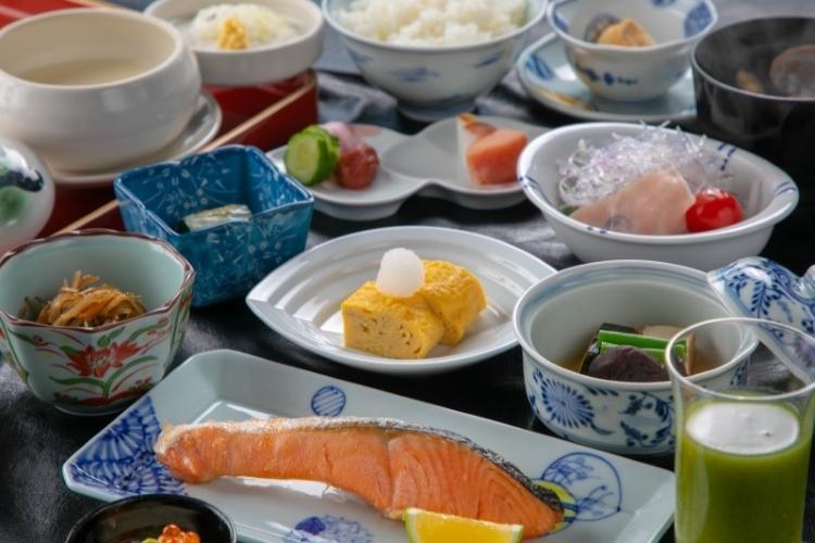 【朝食一例】気持ちの良い朝食で一日を過ごしていただけるよう、和食のメニューです。