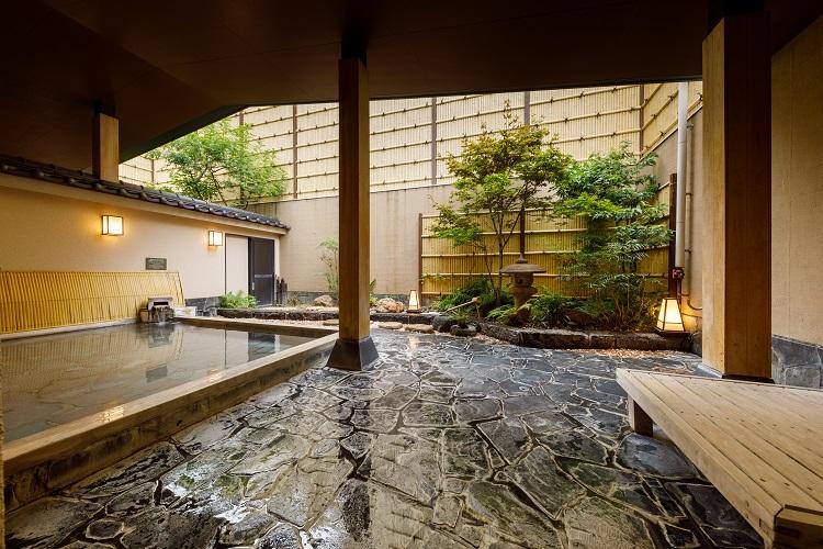 別府の天然温泉をご堪能ください。（写真は男性露天風呂/昼）