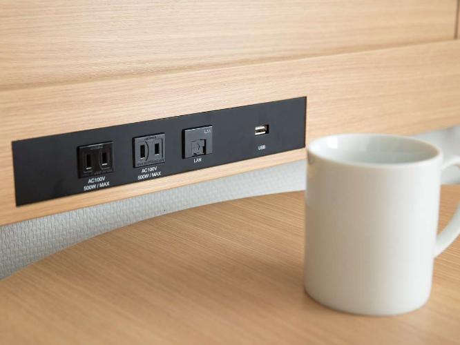 デスク横にコンセントあり。(USB用もご用意しております)