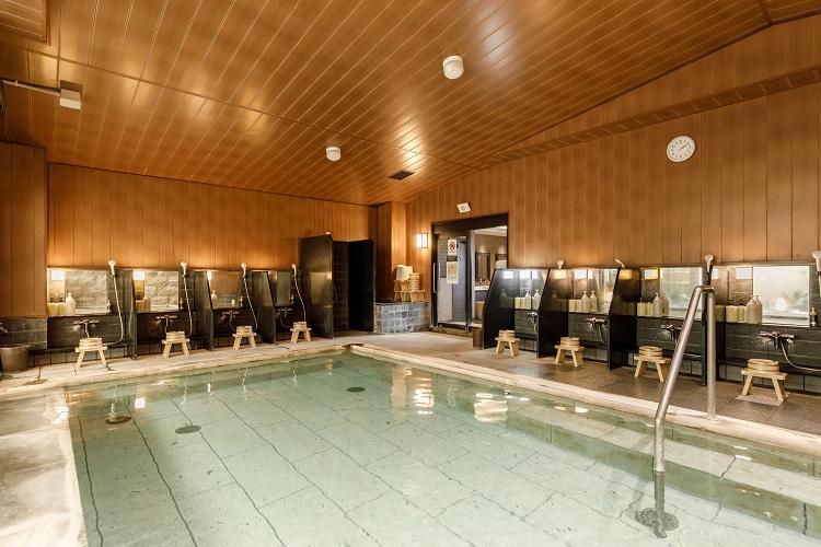 日々の疲れをたっぷりのお湯でお流しください。（写真は男性内湯/昼）