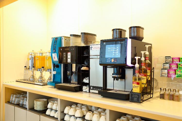 ゲストラウンジイメージ。午後の時間帯はコーヒーなどお飲みものをセルフスタイルでお楽しみいただけます