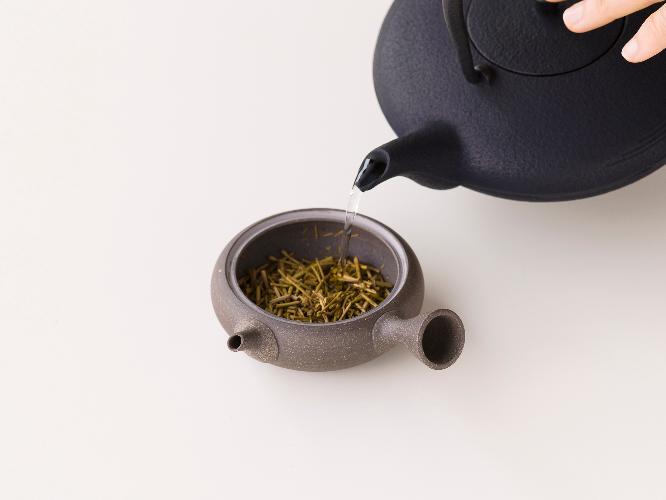 ウェルカムドリンク「丸八製茶葉献上加賀棒茶」※イメージ