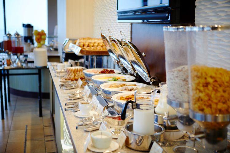 20階エグゼクティブラウンジでは、洋食のご朝食をブッフェスタイルでご提供いたします。