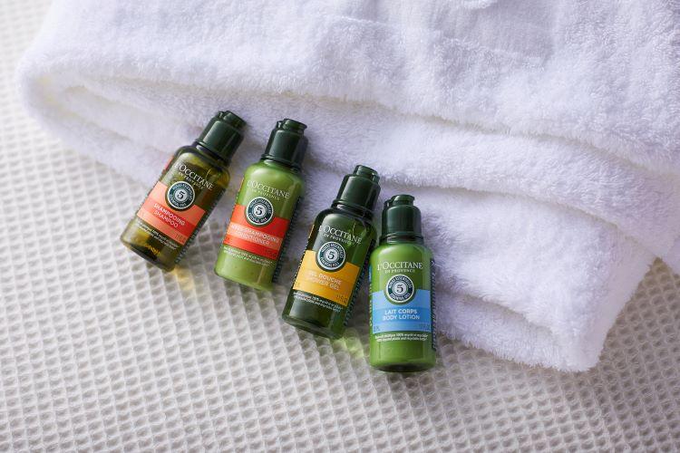 全客室に、L’OCCITANE「プロヴァンスアロマ」シリーズの100％R-PET使用ボトルアメニティ（シャンプー/リンス/ボディシャンプー/ボディーローション）をご用意。