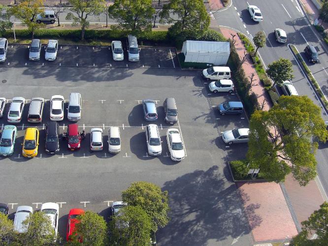 駐車しやすい平面駐車場100台！！