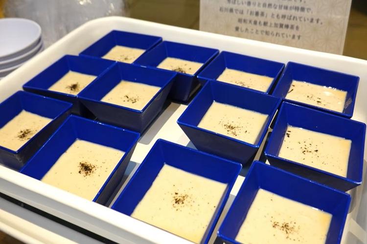 加賀棒茶のプリンは毎日手仕込みで作っております。