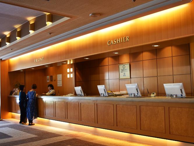 ＜フロントカウンター＞フロントはホテルメインロビー内にございます。
