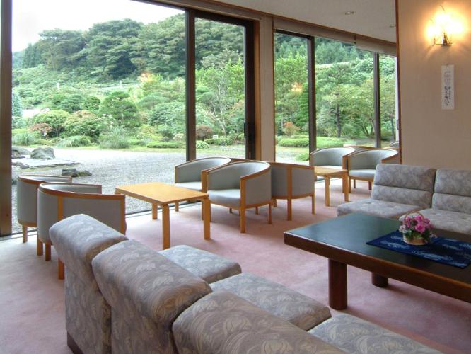 ラウンジから眺める中庭