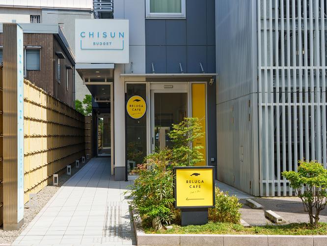 【エントランス】BELUGA CAFEの入口、左手通路奥が当館入口です。