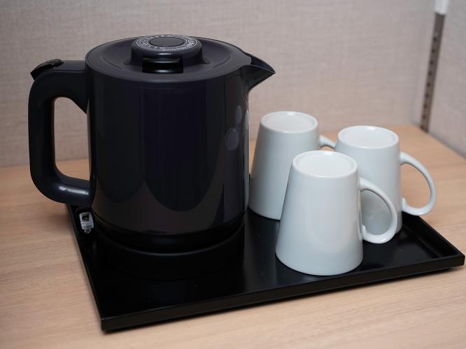【客室/その他】全客室に湯沸かしポットを完備しております。 