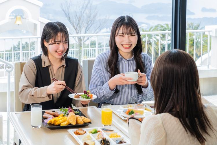 佐世保の街が見渡せるレストランで一日の活力をチャージ！