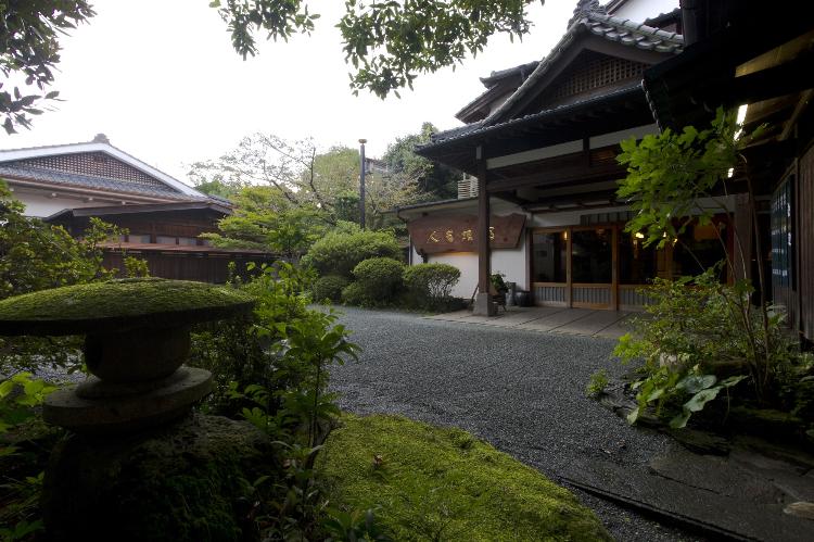 広く開放的な玄関で皆様のお越しをお待ちしております。