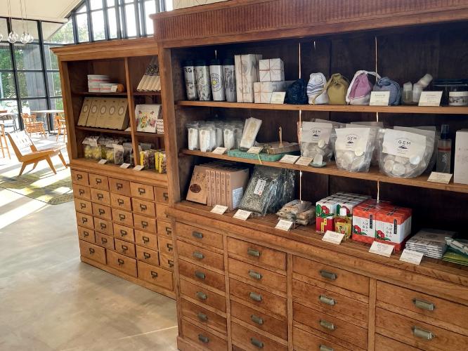 スーベニアショップで旅の思い出の一品をぜひお土産にどうぞ