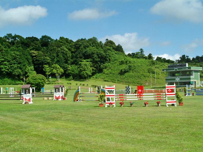 ＜乗馬クラブ＞芝のメイン馬場と8万平米の日本最大規模の乗馬施設。