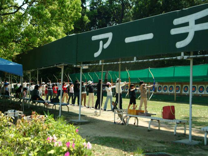 ＜アーチェリー＞手軽にアーチェリーが体験できるよう用具のレンタルや、基本的な打ち方の指導まで行っています。
