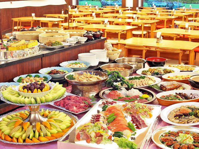 ＜夕食バイキング＞ビュフェテラスでご用意する、多彩な夕食バイキング。