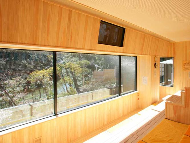 窓から外の景色を眺められる、開放的な雰囲気の展望サウナ。