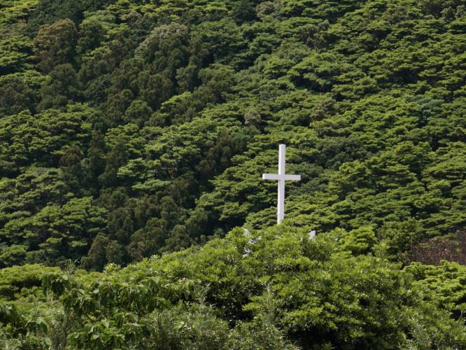 静かに朝陽がのぼり、静かに夕陽が沈む場所。キリシタンの歴史が息づく祈りの島に包まれて。