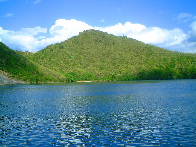鳴子ダム：夏期には観光汽船（要予約）、秋には紅葉が楽しめます。