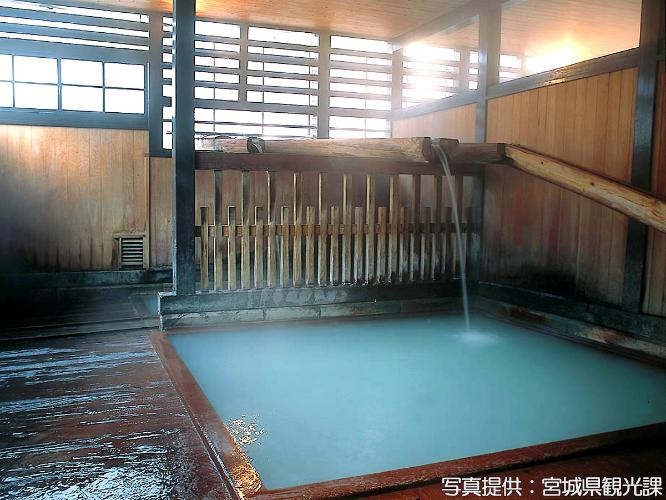 「滝の湯」：白い濁り湯で、酸性含明礬（みょうばん）・緑礬・芒硝硫化水素泉（酸性）です。