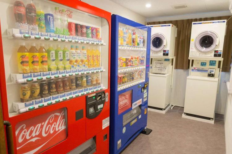 館内 自動販売機とコインランドリーは2階にございます。