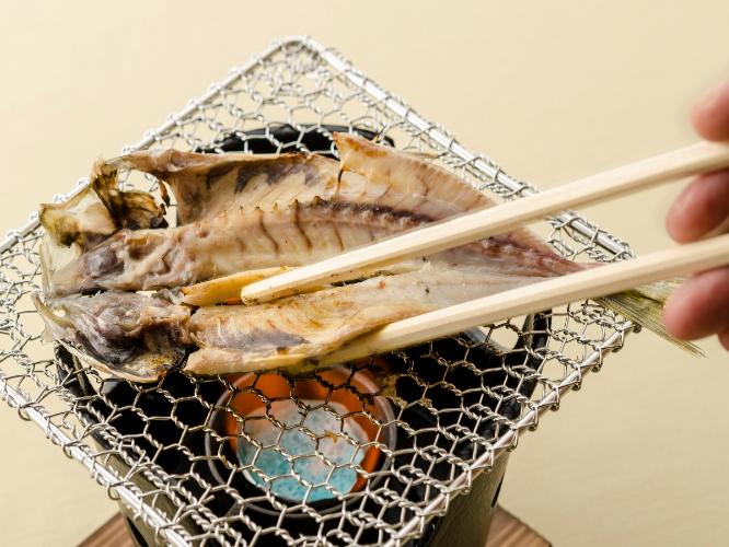 【ご朝食】朝は自席でアジの干物をお好みの加減で炙ってお召し上がりください！