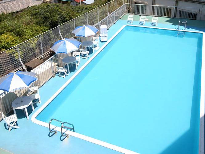 夏休み期間中は15m×8mのお子様も安心な深さのプールを施設内にオープン☆