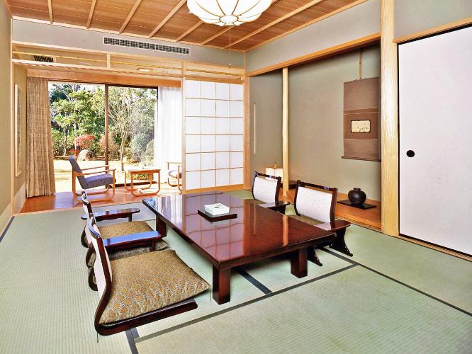 ■バストイレ付き 和室10畳：落ち着いた雰囲気の和室です。