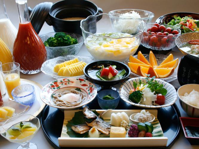 朝は地元新鮮野菜サラダに丹那牛乳、特製の薬膳粥など地元食材にこだわった美味しい和食会席をどうぞ。