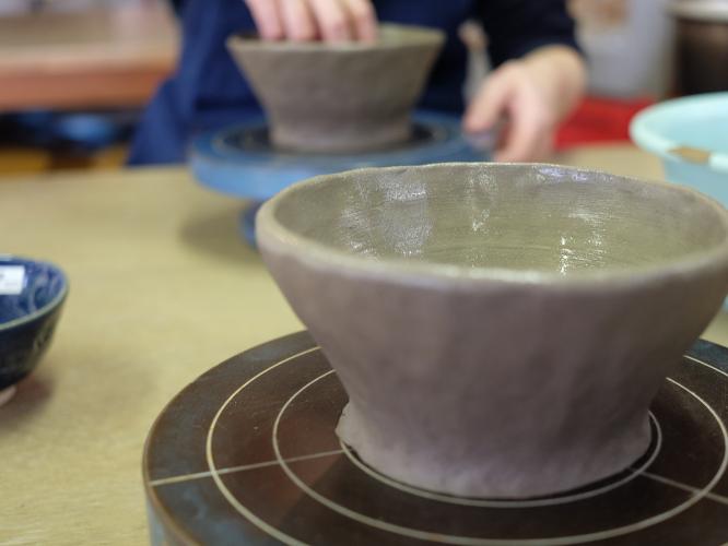 静かな庭園に佇む陶芸工房「大仙窯」では陶芸体験もできます。