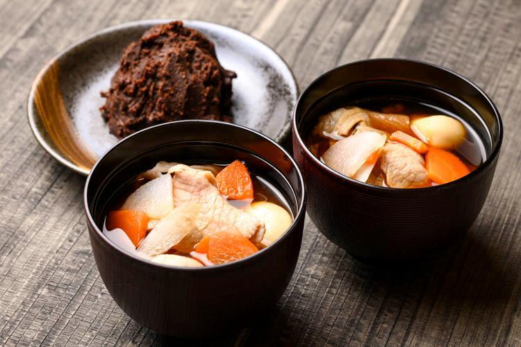 【豊川限定赤みそ豚汁】愛知の名産「豆味噌」を愛知県産のフクユタカを使って丁寧に仕込んだ赤味噌の豚汁